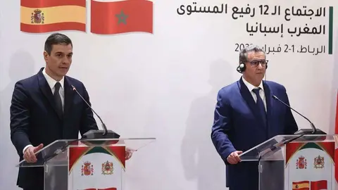El presidente del Gobierno, Pedro S&aacute;nchez, y el jefe de Gobierno de Marruecos, Aziz Akhannouch, este jueves en Rabat (POOL MONCLOA/FERNANDO CALVO)