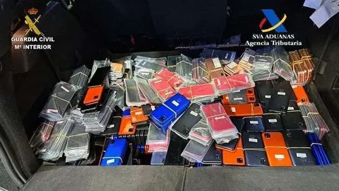 Moviles-incautados-operacion_1762933823_176065741_667x375