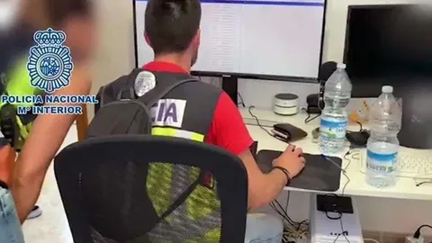 polic&iacute;a pantalla Agentes de la Polic&iacute;a Nacional revisan material inform&aacute;tico incautado (MINISTERIO DEL INTERIOR/ARCHIVO))