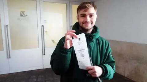 Andr&eacute;s, el primero en conseguir sus entradas para el concurso de Carnaval de este a&ntilde;o (C.A.)