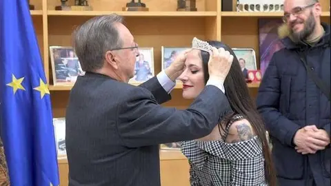 Vivas corona a la reina del Carnaval, Mar&iacute;a Hern&aacute;ndez (CEDIDA)