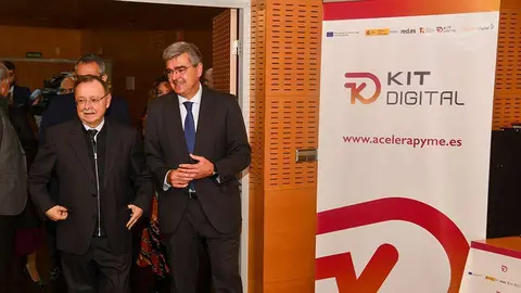  Juan Vivas y Rafael Garc&iacute;a entran en el sal&oacute;n de ctos de la sede de la Seguridad Social 
