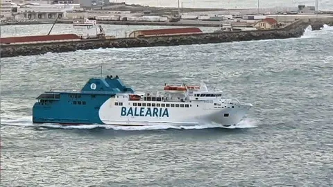 El &laquo;Passi&oacute; per Formentera&raquo; a su salida del puerto de Ceuta esta tarde (C.A.)