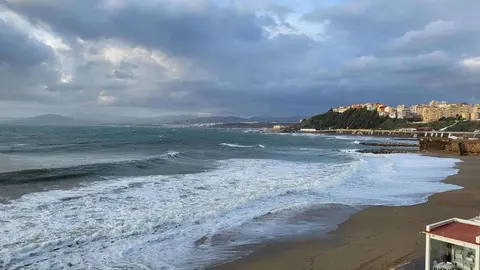 La Ribera, temporal de levante. Oleaje y cielos cubiertos, con claros