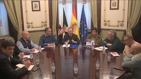 Un momento de la reuni&oacute;n de la Mesa de Di&aacute;logo Social (CEDIDA)