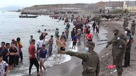 El ej&eacute;rcito, desplegado en El Tarajal durante la crisis de mayo (C.A./ARCHIVO)