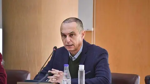  Manuel Hern&aacute;ndez durante su intervenci&oacute;n en el Pleno de este lunes. 