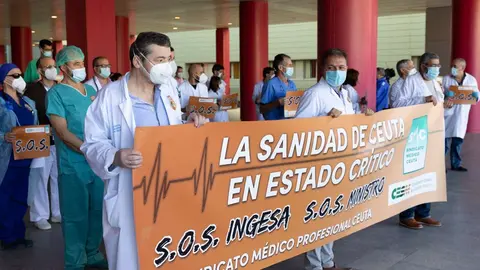 Concentraci&oacute;n de m&eacute;dicos en al Centro de Salud de Otero (Archivo)