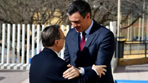 Vivas saluda a Pedro S&aacute;nchez a las puertas del Centro de Salud del Tarajal / Javier Sakona