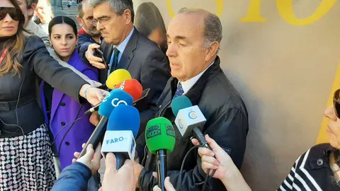 Rafael Garc&iacute;a (Delegado del Gobierno) y Alfonso Grande (Director del INSS en Ceuta) presentan la carpa informativa del IMV