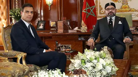 GRAF1960. RABAT, 19/11/2018.- El presidente del Gobierno espa&ntilde;ol, Pedro S&aacute;nchez (i), y el rey Mohamed VI de Marruecos durante el encuentro mantenido hoy en el Palacio Real de Rabat. EFE/Ballesteros