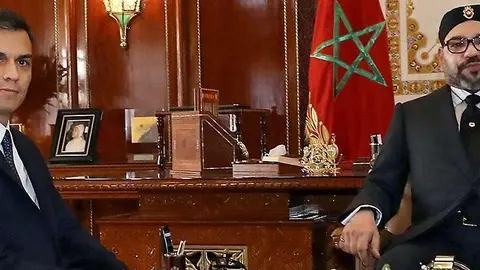 GRAF1960. RABAT, 19/11/2018.- El presidente del Gobierno espa&ntilde;ol, Pedro S&aacute;nchez (i), y el rey Mohamed VI de Marruecos durante el encuentro mantenido hoy en el Palacio Real de Rabat. EFE/Ballesteros