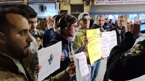 Las protestas de algunos vecinos oscurecen el encendido del alumbrado de Ramad&aacute;n