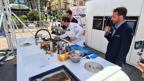  Los integrantes de A Poniente, durante el showcooking de este martes./archivo 