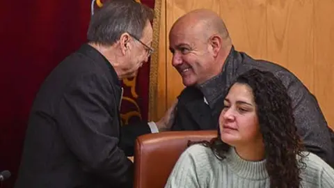 Vivas y Guti&eacute;rrez conversan durante un receso de una sesi&oacute;n plenaria de la Asamblea (C.A./ARCHIVO)