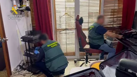Dos agentes de la Guardia Civil durante el operativo (MINISTERIO DEL INTERIOR)