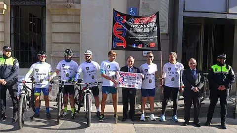 Los participantes posan ante el Palacio de la Asamblea junto al presidente Vivas (CEDIDA)