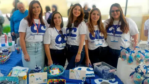  Trabajadoras de la Asociaci&oacute;n 'Autismo Ceuta' en el stand instalado en el centro de la ciudad. 