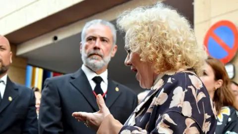  Ana Mar&iacute;a Mesa interpreta una saeta a la salida del paso de Los Remedios 