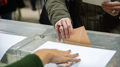  Una persona, depositando un voto en una urna / Imagen de archivo 