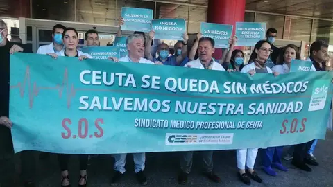 Los m&eacute;dicos especialistas, durante la concentraci&oacute;n que han protagonizado hoy ante las puertas del Hospital Universitario (C.A.)