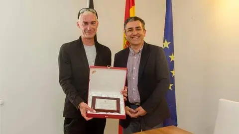 El consejero Rontom&eacute; hace entrega de una placa de reconocimiento a Hidalgo (CEDIDA)