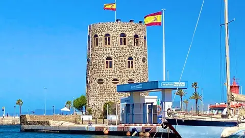 Punto de control policial de embarcaciones del puerto deportivo