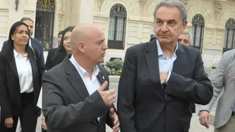  Guti&eacute;rrez con Zapatero durante uno de los paseos que han dado por la ciudad. 