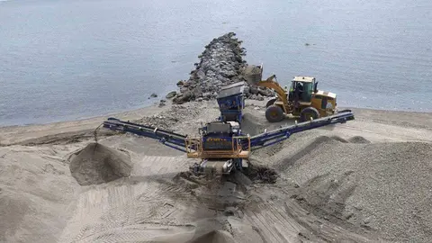 M&aacute;quina de cribado trabajando en la playa de El Chorrillo (CEDIDA)