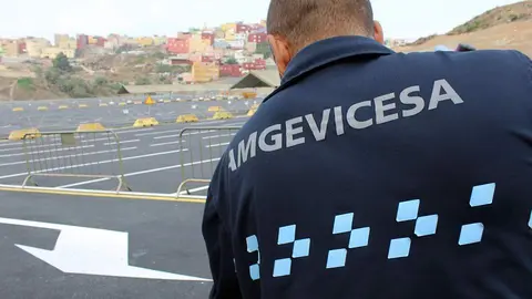 Un trabajador de Amgevicesa, en la zona de embolsamiento (C.A./ARCHIVO)