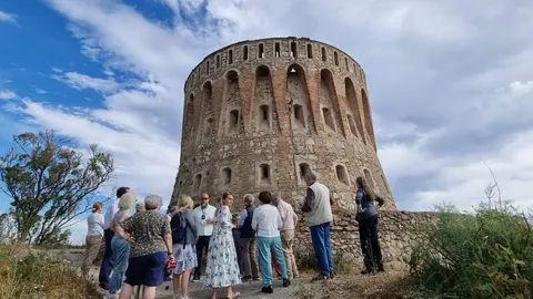 La Asociaci&oacute;n de Amigos de los castillos de visita al Fuerte Aranguren (Facebook)