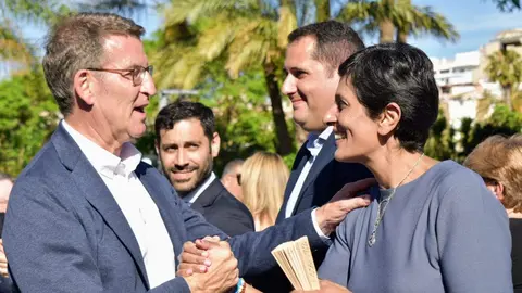 Chandiramani saluda a N&uacute;&ntilde;ez Feij&oacute;o durante una de las visitas del l&iacute;der popular a Ceuta (C.A./ARCHIVO)