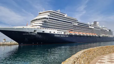 Crucero &lsquo;Nieuw Statendam&rsquo; atracado en el Muelle Espa&ntilde;a de Ceuta