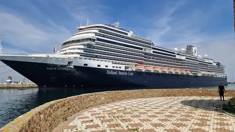 Crucero &lsquo;Nieuw Statendam&rsquo; atracado en el Muelle Espa&ntilde;a de Ceuta