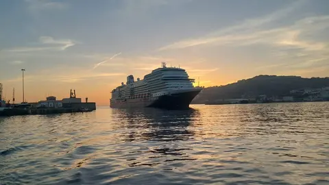 Crucero &lsquo;Nieuw Statendam&rsquo; entrando por la bocana del Puerto de Ceuta