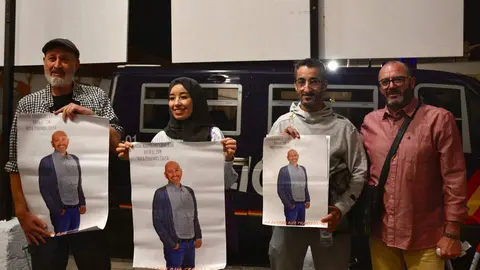  Miembros de Podemos, durante la pegada de carteles / Alejandro Castillo 