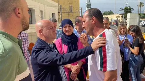 Guti&eacute;rrez atendiendo a un vecino tras hablar con la prensa. 
