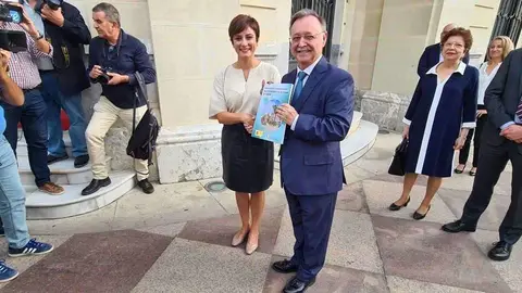 La ministra de Pol&iacute;tica Territorial, Isabel Rodr&iacute;guez, y el presidente de la Ciudad, Juan Vivas, muestran el documento del Plan Integral (C.A./ARCHIVO)