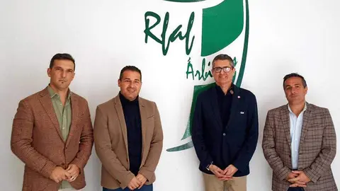 Antonio Garc&iacute;a (segundo por la derecha), en la sede de la Real Federaci&oacute;n Andaluza de F&uacute;tbol (RFFCE)