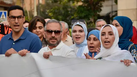 Fatima Hamed y varios miembros de su partido, durante la movilizaci&oacute;n ciudadana convocada por el Sindicato M&eacute;dico / Alejandro Castillo  Duas
