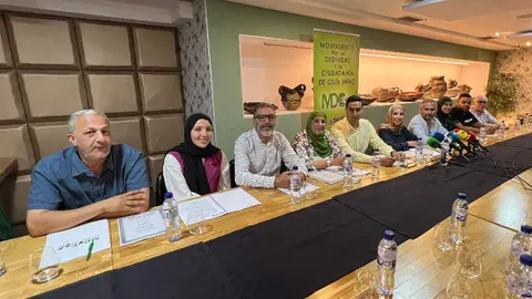  Parte de los candidatos del MDyC, antes de la rueda de prensa/ Foto: Dani Hern&aacute;ndez 