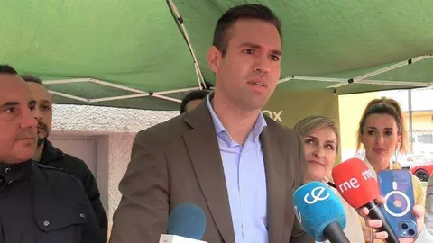 Verdejo comparece ante los periodistas en las calles de la Junta de Obras del Puerto (FERNANDO BORBOLLA)