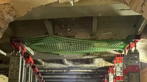 Mercado Central de Abastos, pilares met&aacute;licos que sostienen su estructura / Archivo