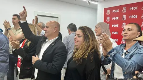Juan Guti&eacute;rrez y parte de su n&uacute;cleo duro, tras la derrota electoral (ALEJANDRO CASTILLO)