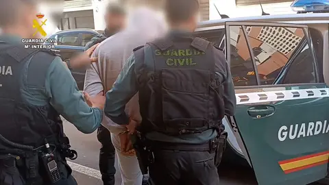 La Guardia Civil conduce a uno de los detenidos (GUARDIA CIVIL)