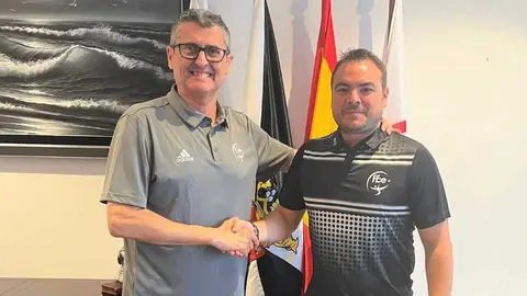 Almagro (dcha.), junto al presidente de la RFFCE, Antonio Garc&iacute;a (RFFCE)