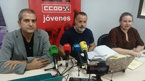 Los responsables de CCOO durante la rueda de prensa ofrecida este mi&eacute;rcoles para presetnar el informe (C.A.)