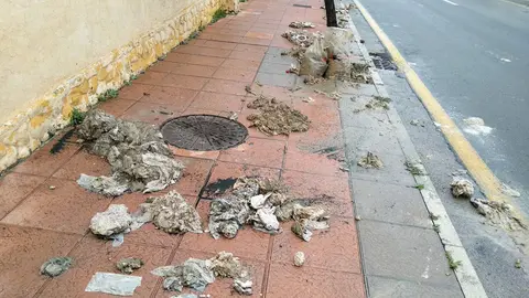 Toallitas higi&eacute;nicas atascan las alcantarillas y salen a la superficie (S.I.)