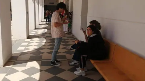 Un grupo de alumnos conversan en las instalaciones del Campus tras los ex&aacute;menes (C.A.)