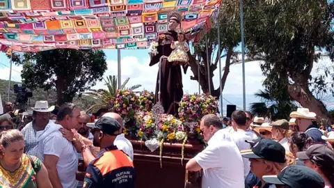 Salida de la imagen de San Antonio en procesi&oacute;n (C.A.)